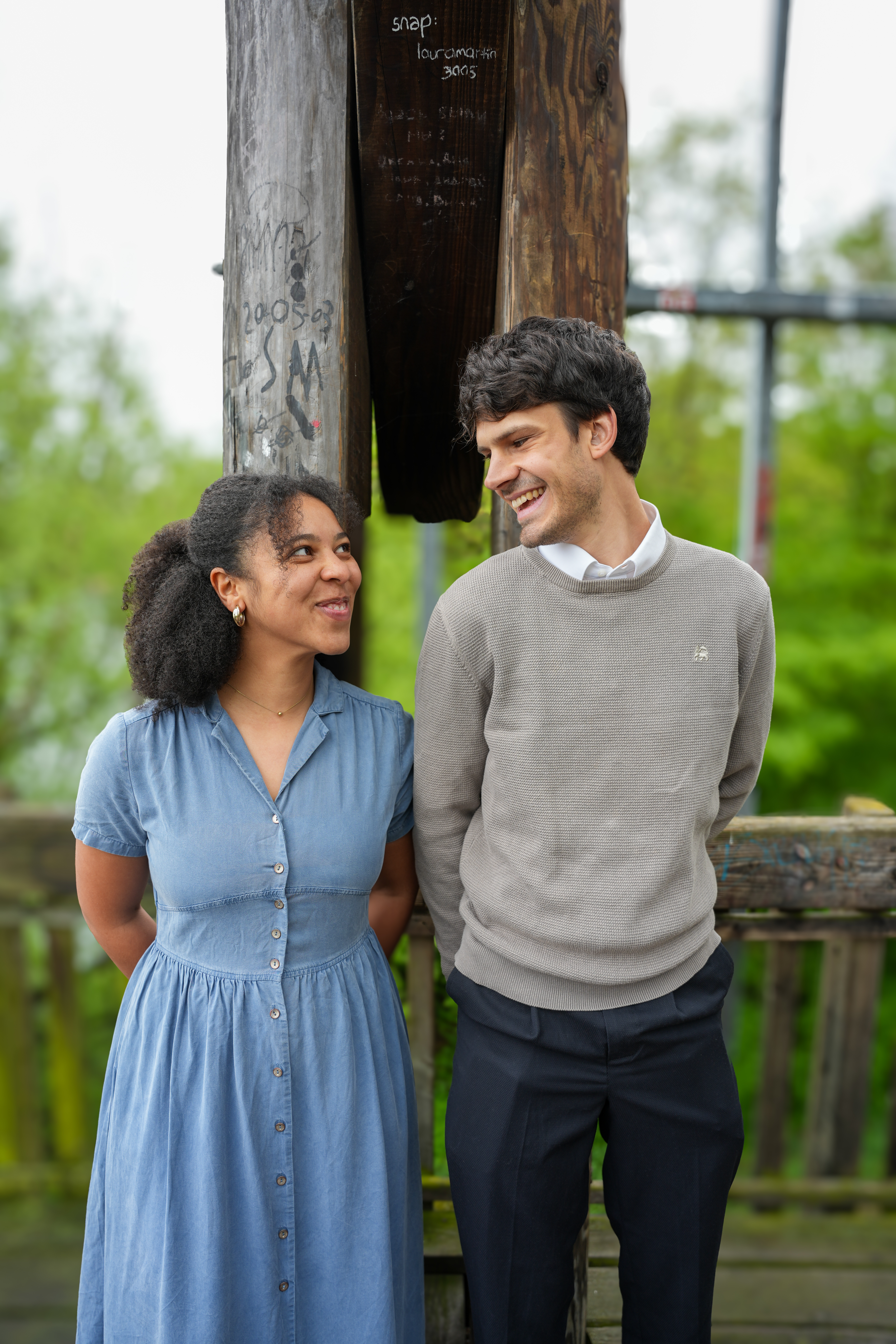 Thea und Levin auf einer Holzbrücke